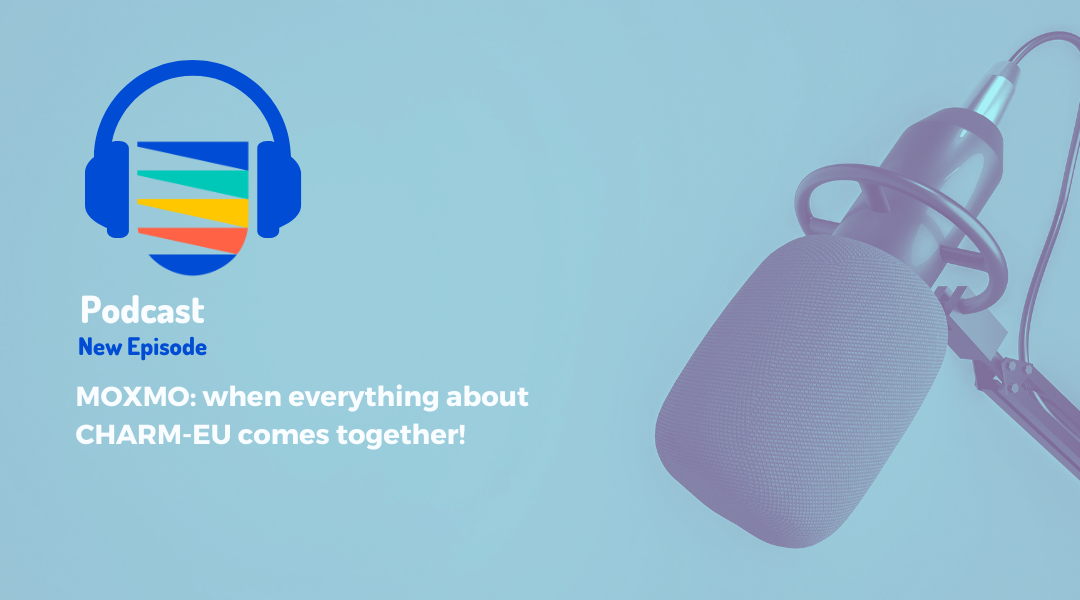 Text: Podcast new episode title "MOXMO: when everything about CHARM-EU comes together!". Image: CHARM-EU logo with a headset on + picture of a microphone on a light blue background.